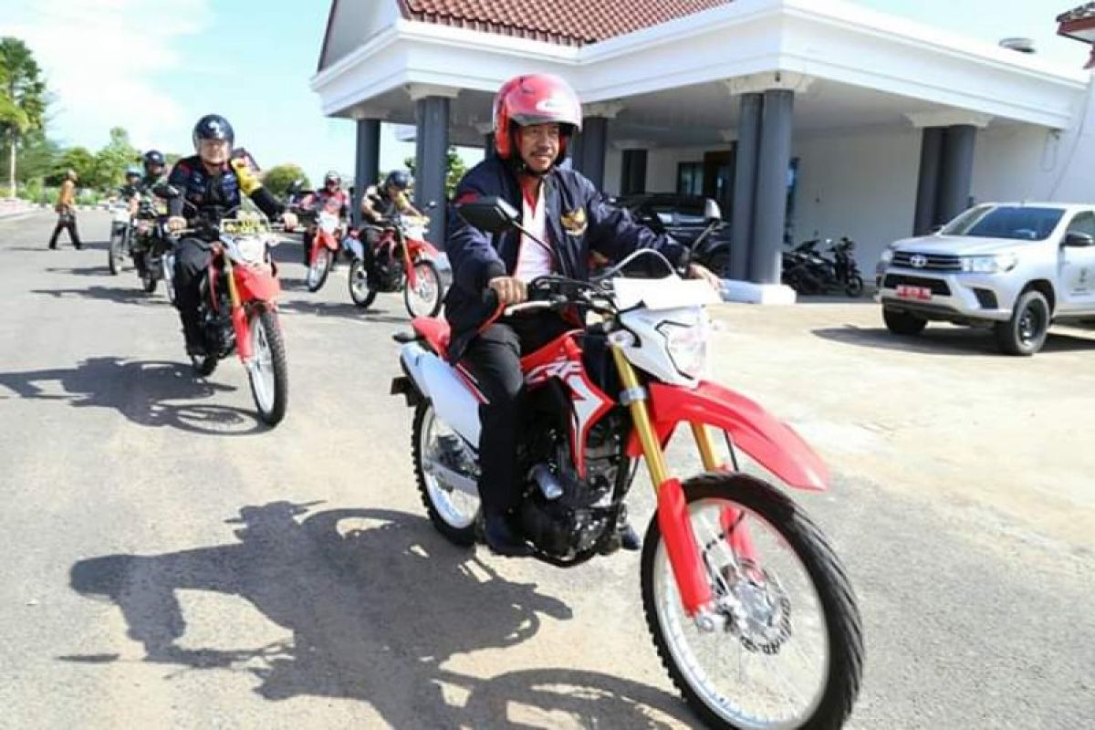 Bupati Seruyan pantau TPS menggunakan sepeda motor