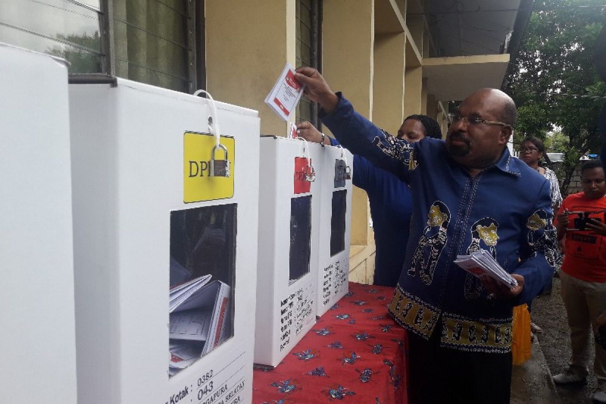 Public should patiently await KPU's official count: Papua Governor