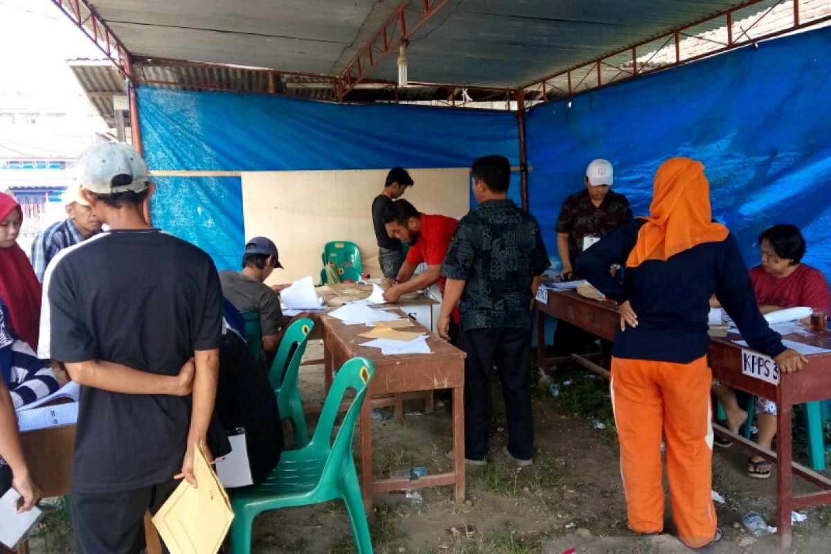 Penghitungan surat suara Pemilu 2019 di Pematangsiantar sampai dini hari