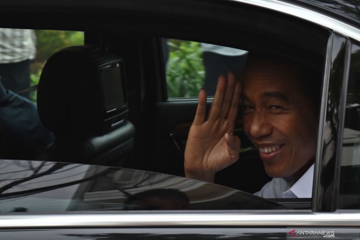 Jokowi pilih sabar menunggu hasil resmi, Prabowo deklarasi kemenangan ketiga kalinya