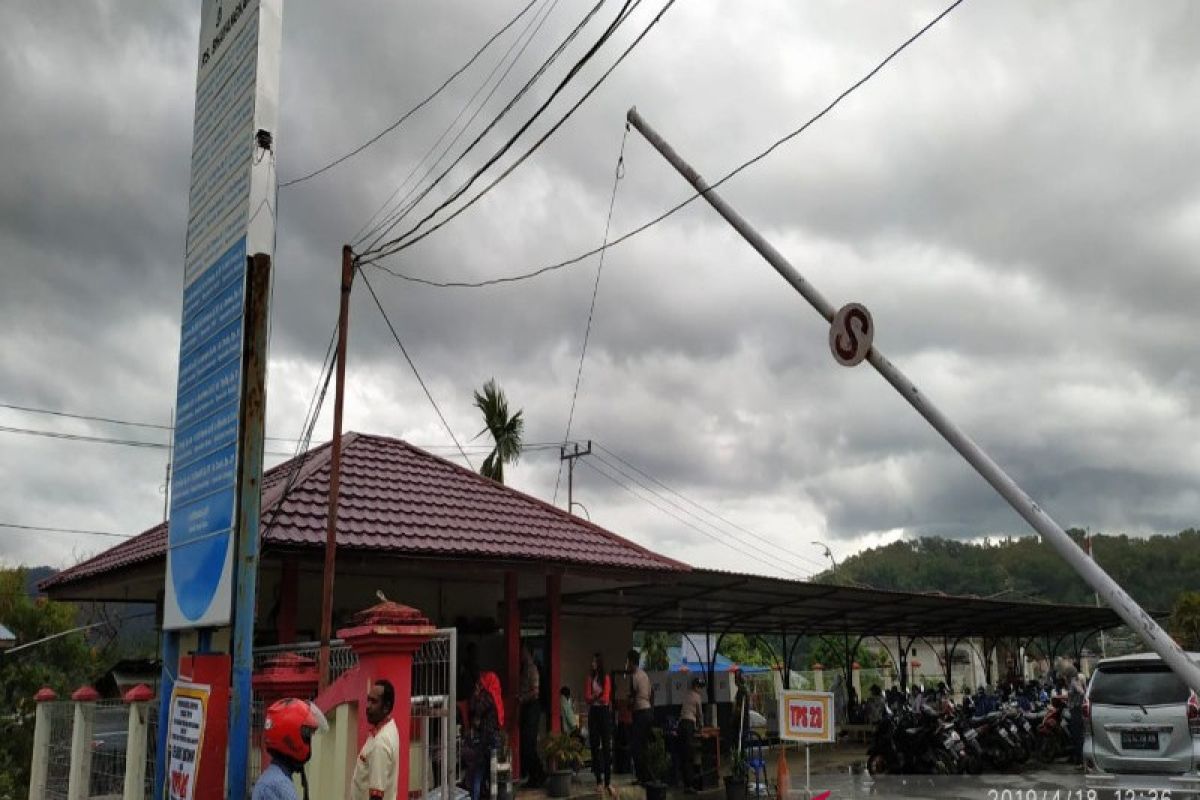 Surat suara habis, puluhan pemilih di TPS 23 Kelurahan Wahno kecewa