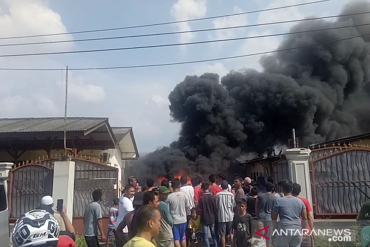 Sebuah gudang filter udara di Cakung ludes terbakar