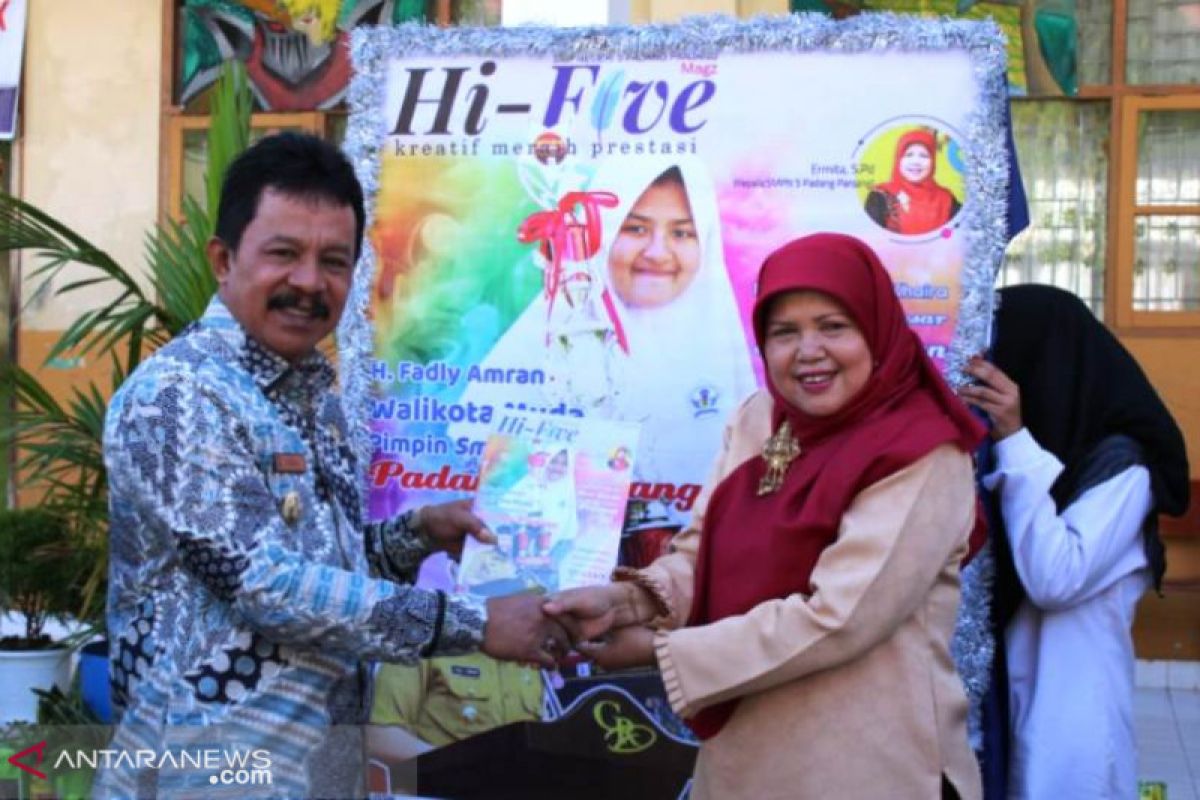 SMPN 5 Padang Panjang luncurkan majalah Hi-Five