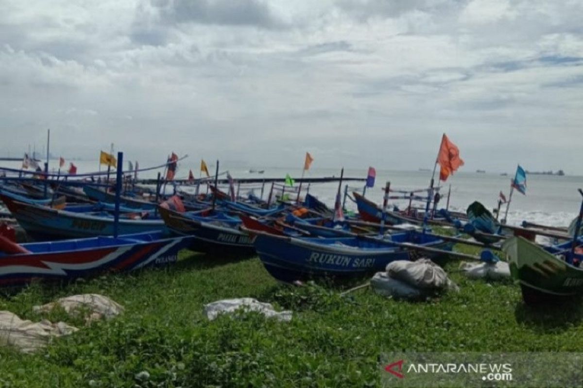 Ribuan nelayan Cilacap tidak melaut karena tinggi gelombang capai enam meter