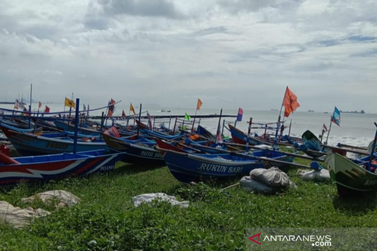 Gelombang tinggi, nelayan di Cilacap berhenti melaut