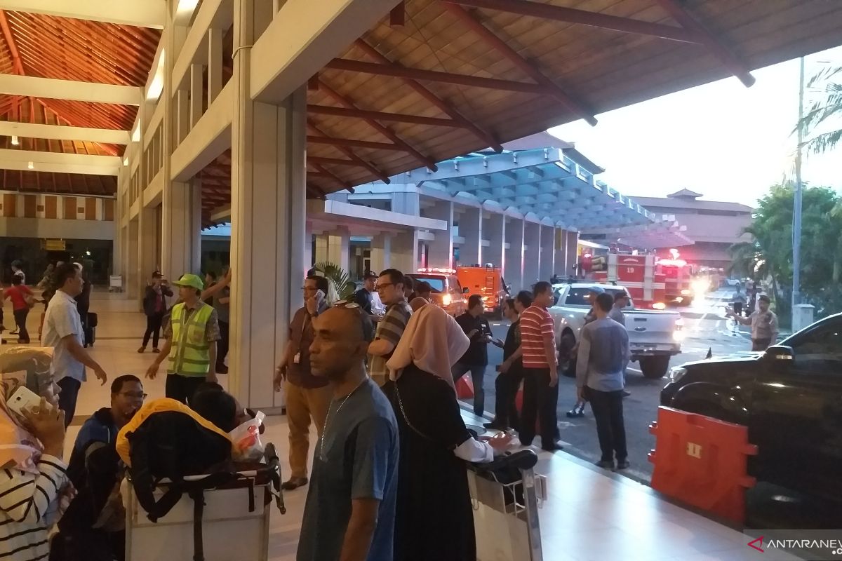 Terminal keberangkatan domestik Bandara Ngurah Rai terbakar