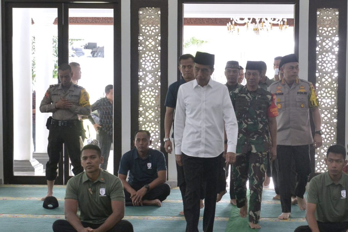 Jokowi shalat Jumat di Masjid Istana Bogor