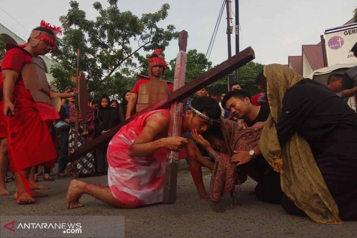 GAMKI-GMKI gelar   prosesi jalan salib Jumat Agung di Kota Medan