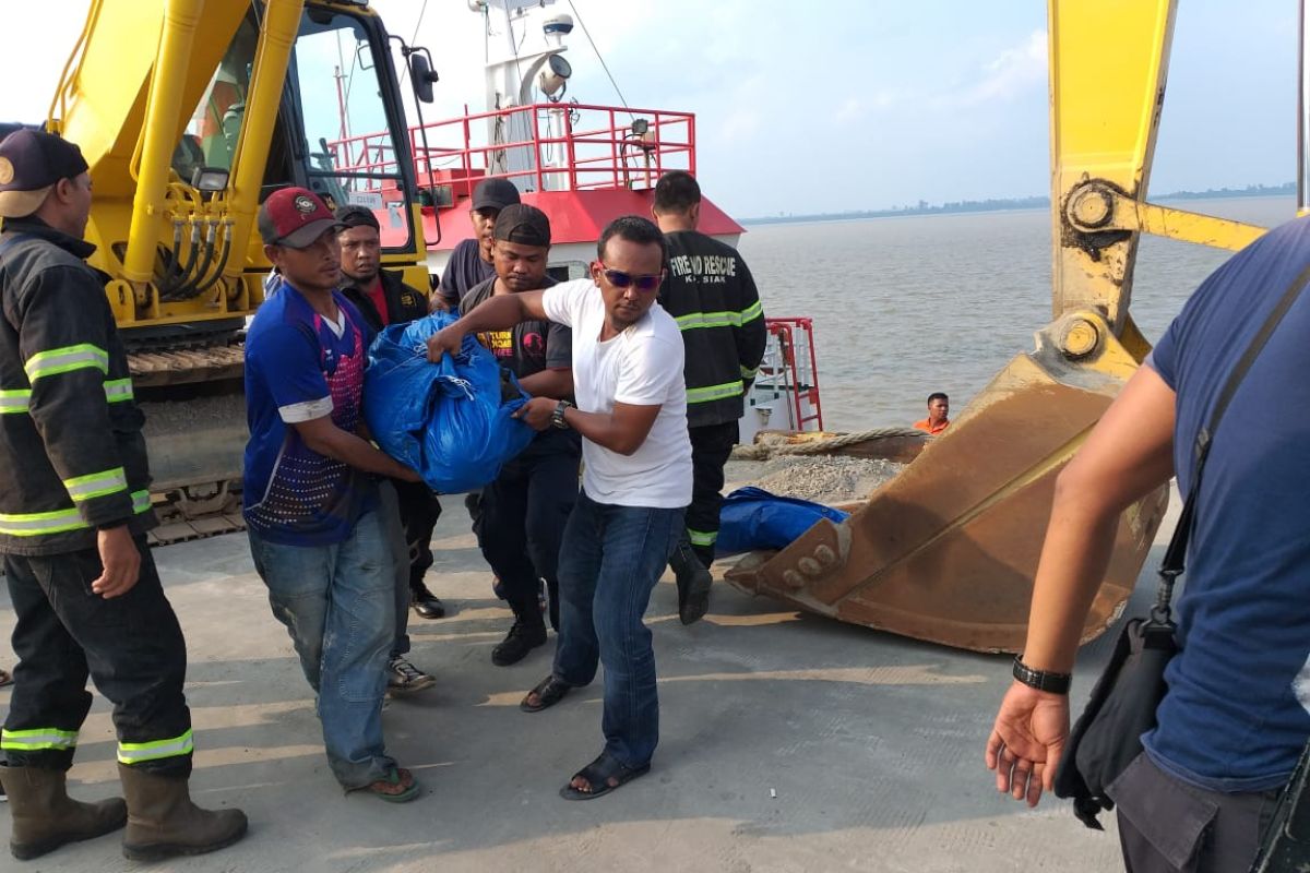 Empat ABK tewas terjebak di bunker Kapal Tongkang di Tanjung Buton