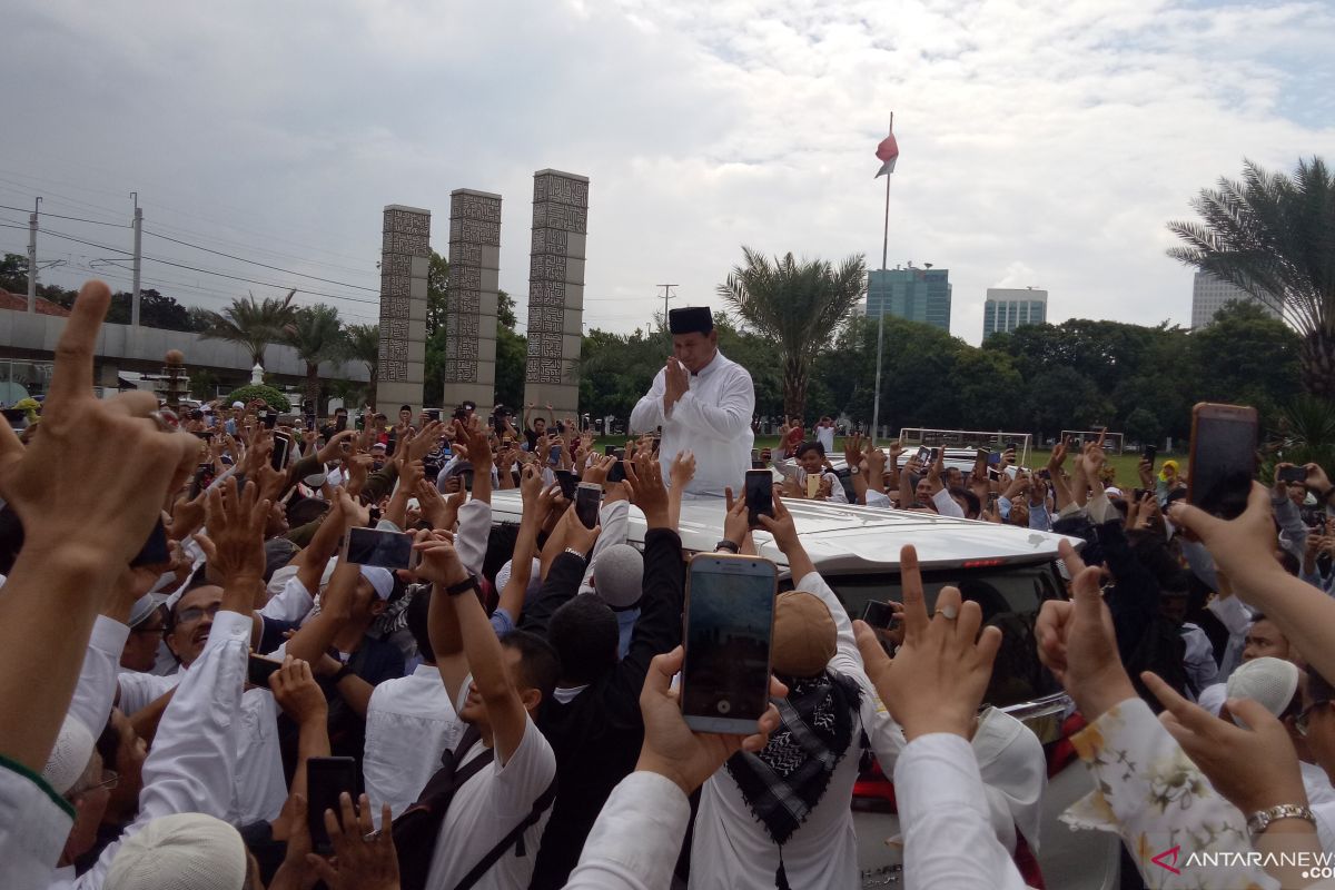 Prabowo shalat Jumat di Masjid Al Azhar, ada teriakan "Prabowo Presiden"