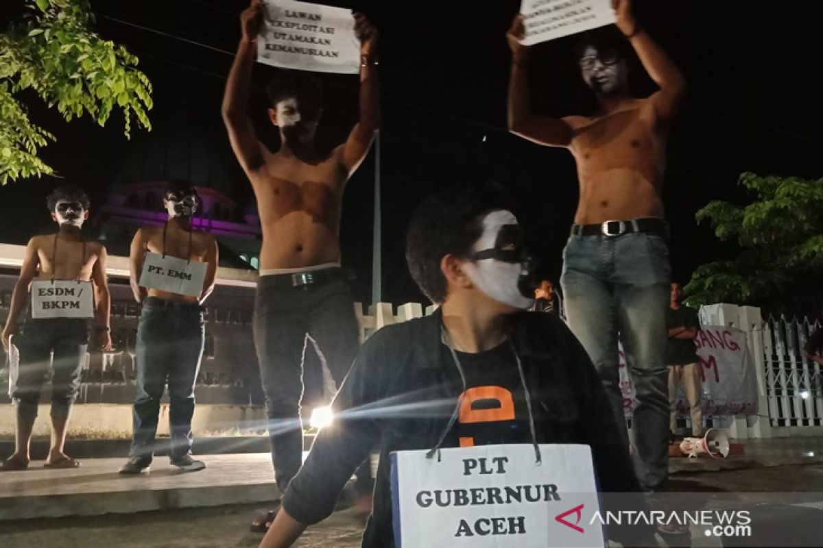 Tolak PT EMM, mahasiswa gelar aksi demo di Meulaboh malam hari