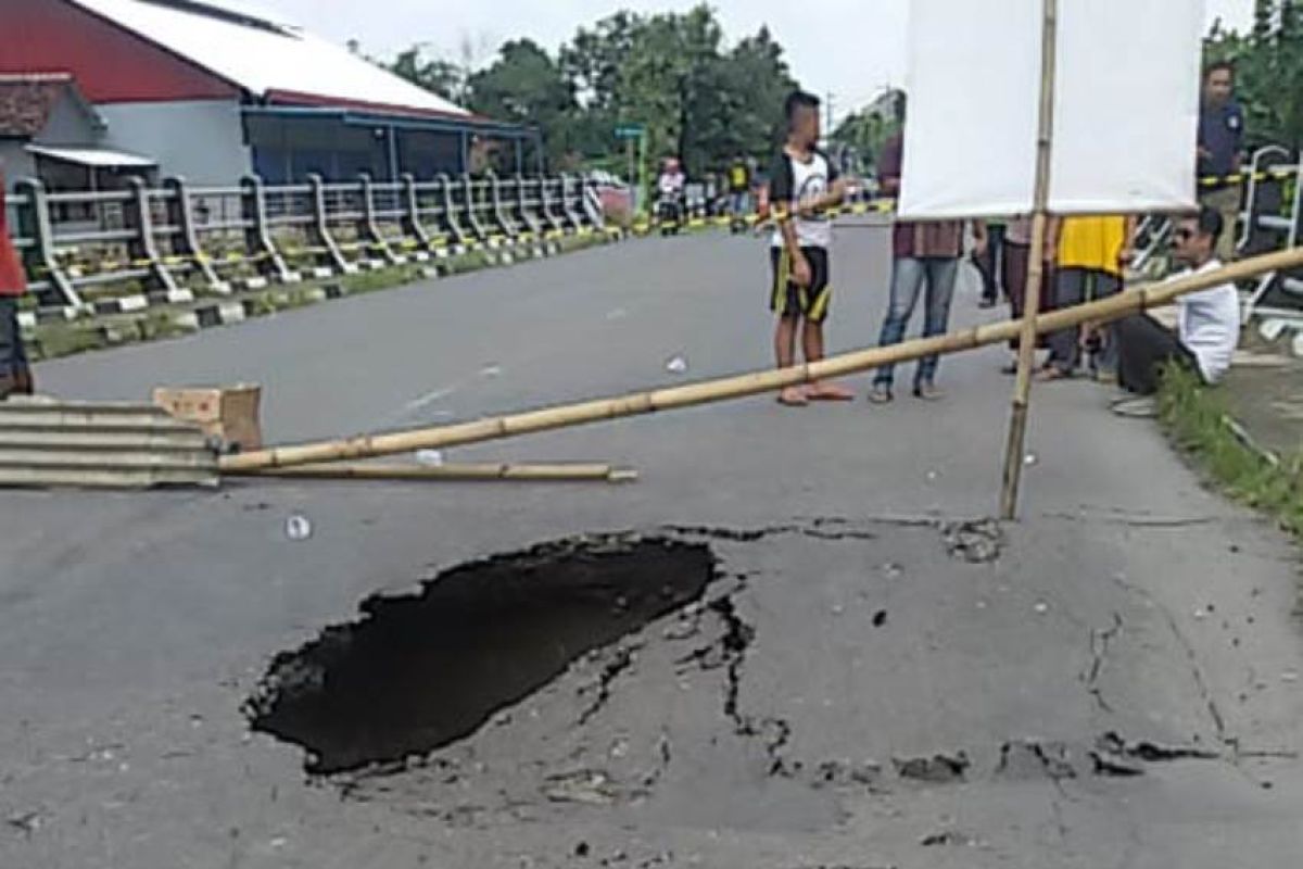 Jembatan  jalur utama Ngawi-Surabaya ambrol