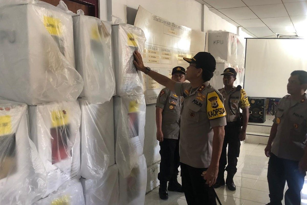Kapolda Maluku tinjau pengamanan logistik Pemilu di PPK