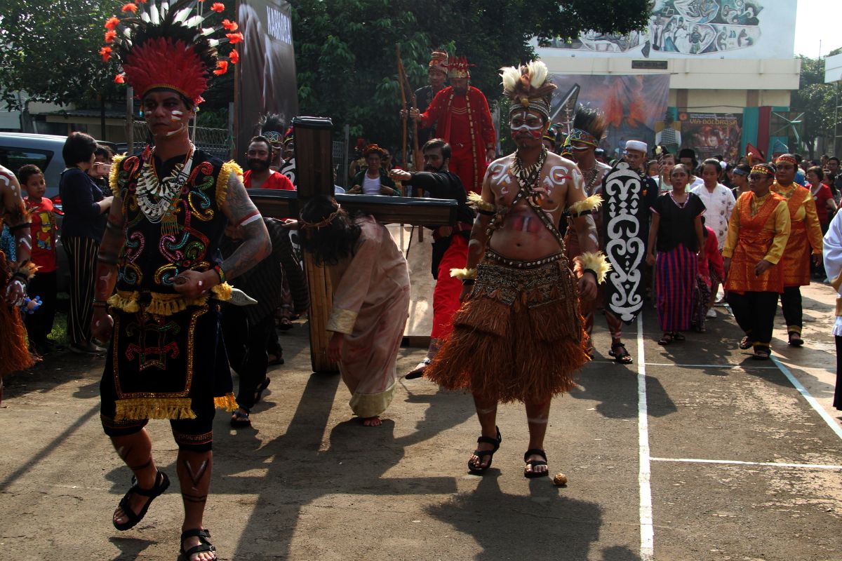 Umat Katolik laksanakan Jalan Salib kenang kisah penyaliban Yesus Kristus