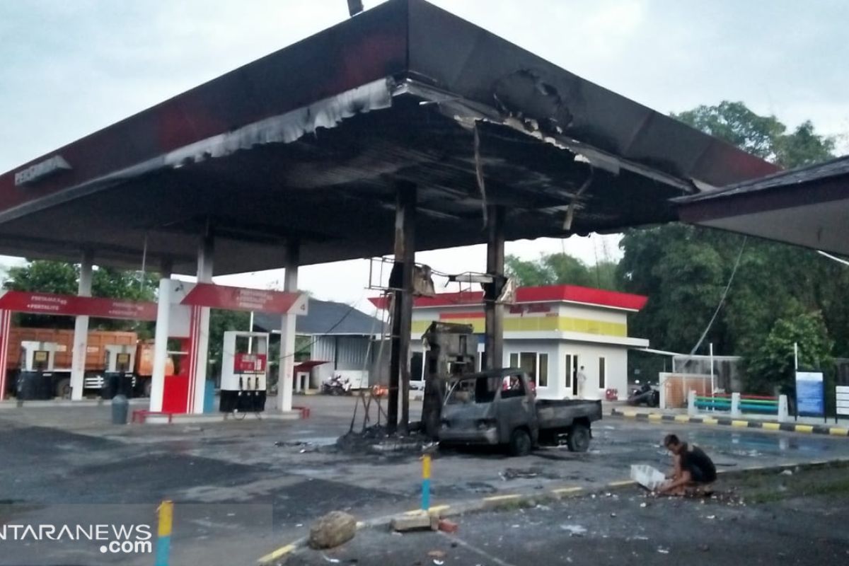 SPBU terbakar!! Sebaiknya matikan mesin kendaraan Anda ketika pengisian BBM