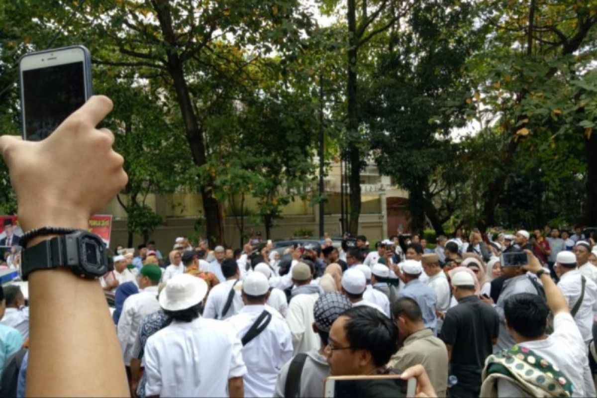 Massa mulai berdatangan untuk doa bersama di kediaman Prabowo