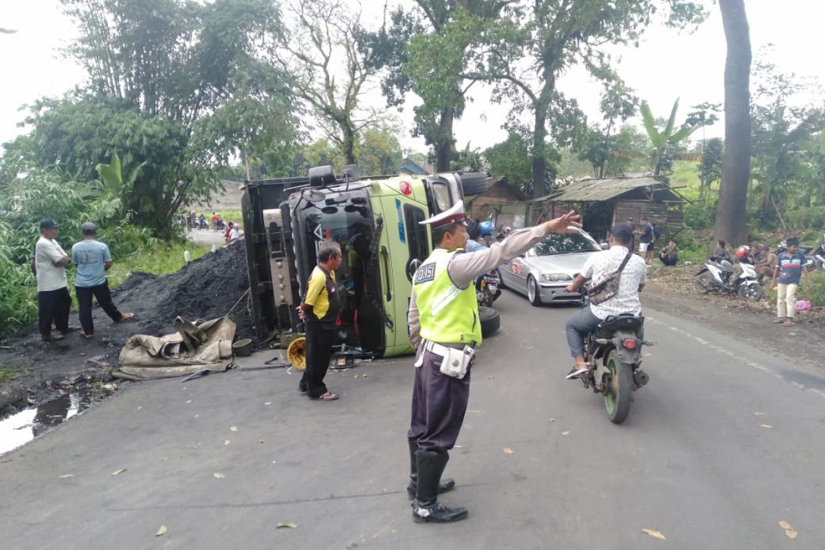 Truk pengangkut batu bara terguling, datu orang tewas