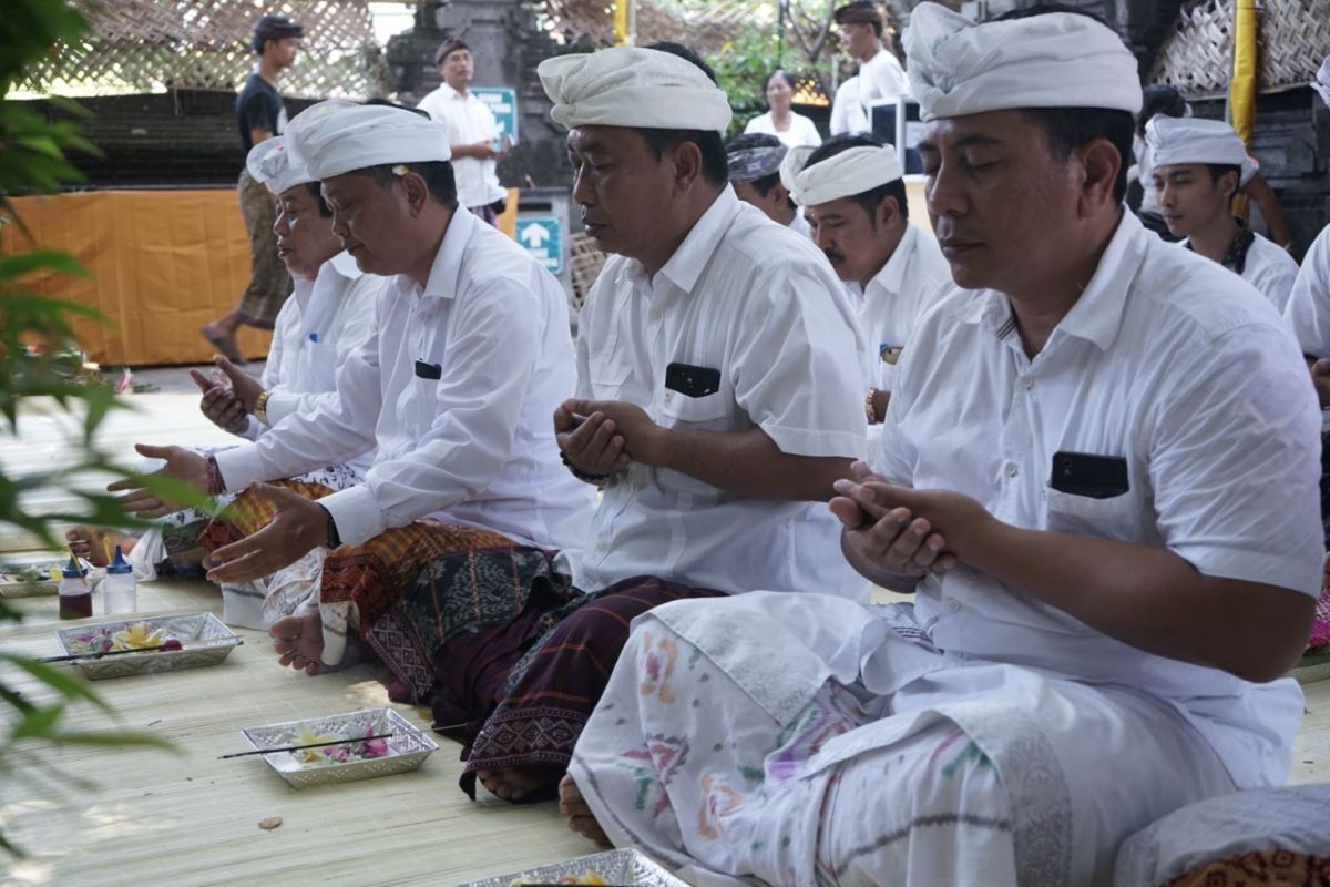 Wali Kota Denpasar sembahyang di Pura Taman Sari