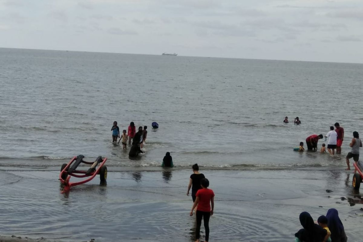 Pengunjung objek wisata pantai di Makasar melonjak pada hari libur