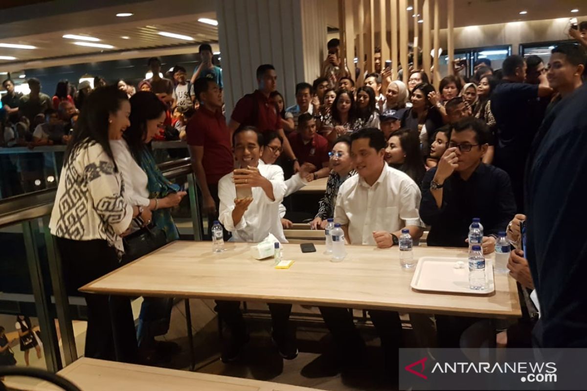 Pengunjung pusat perbelanjaan Grand Indonesia teriakkan "Jokowi Presiden"