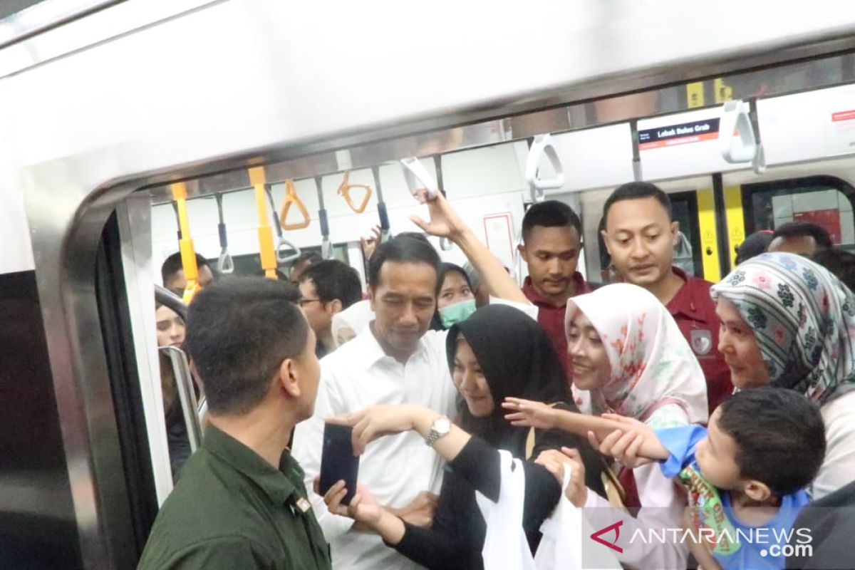 Penumpang MRT berdesakan ingin dekati Jokowi