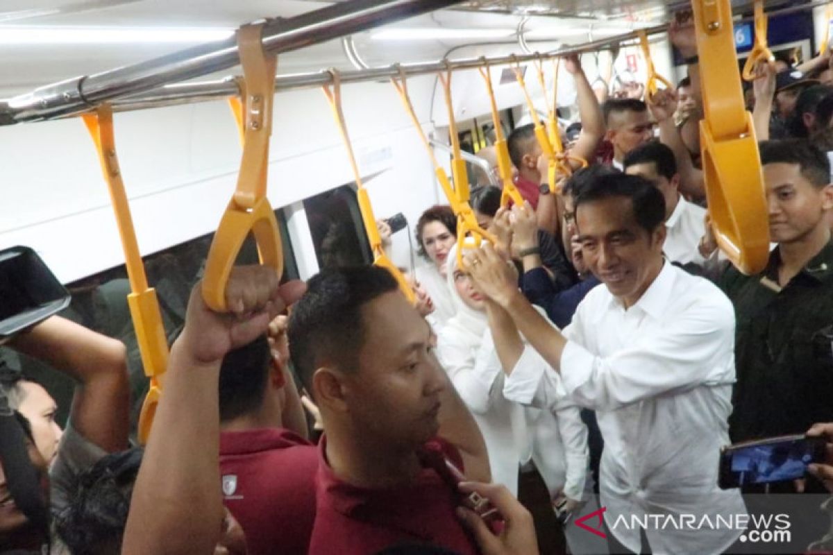 Jokowi ajak Erick Tohir naik MRT dari Bundaran HI