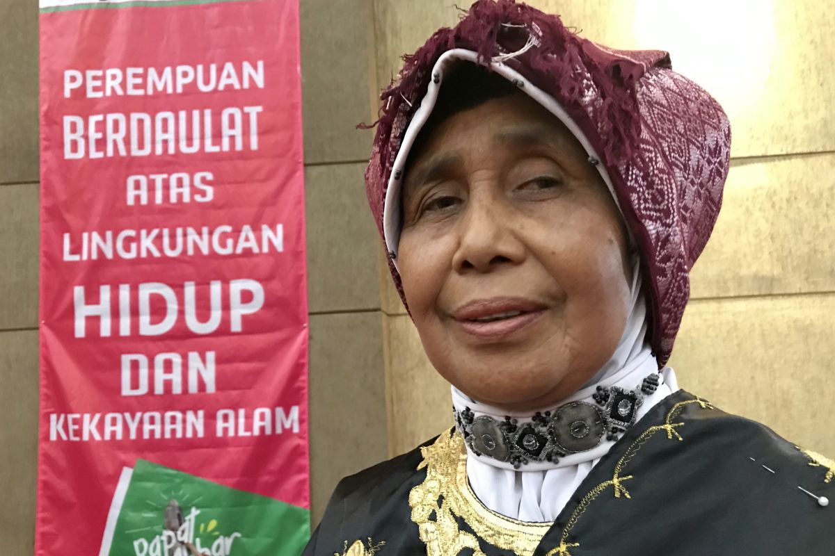 Perempuan, sang martir untuk lingkungannya.