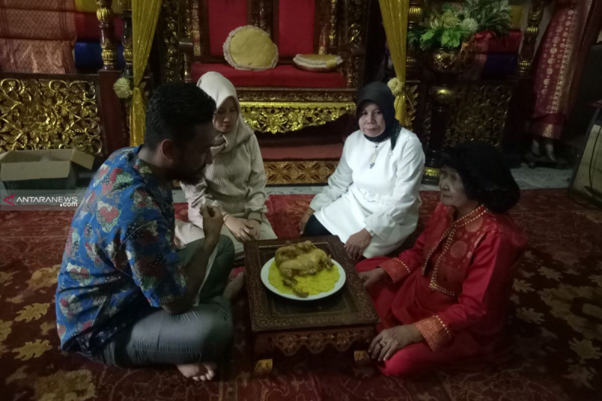 Tradisi tepung tawar tolak bala kini kian langka di Palembang