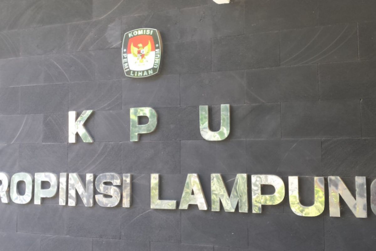 Massa lakukan aksi damai di KPU Lampung