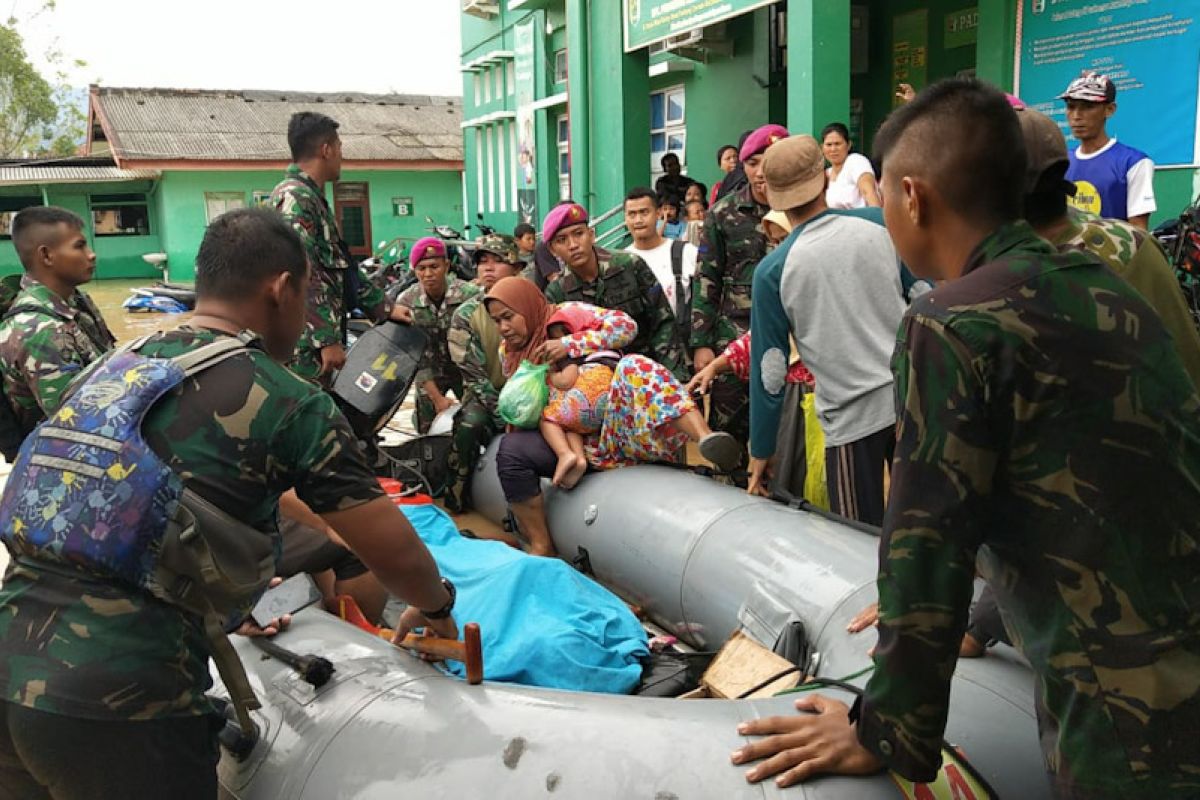 Marinir Evakuasi Korban Banjir di Empat Desa