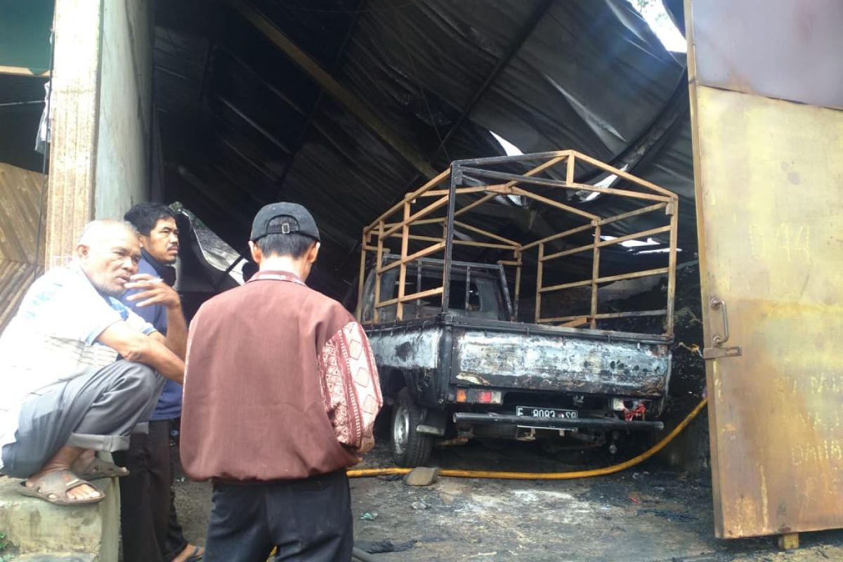 Pabrik pembuatan kasur di Sukabumi terbakar