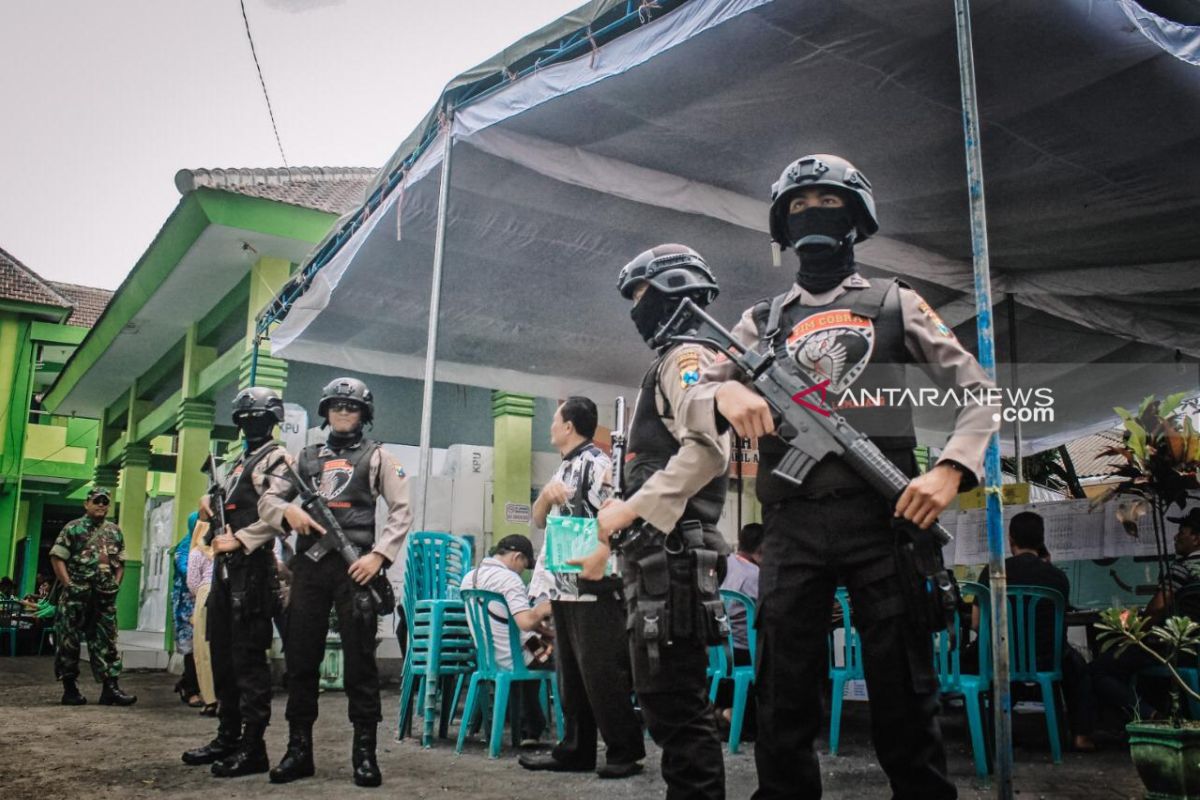 Anggota Polres Lumajang bersenjata amankan penghitungan suara di PPK