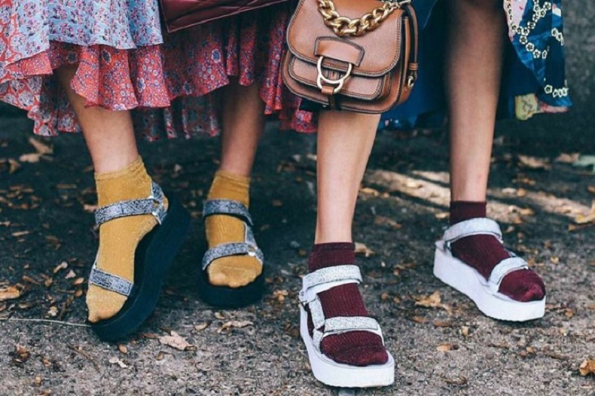 Mengaku modis, kamu mesti tahu sandal dan sepatu "ngetren" tahun ini