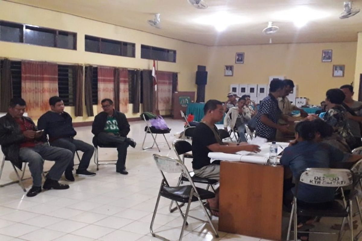 Bupati Bartim pantau langsung perhitungan suara di tingkat kecamatan