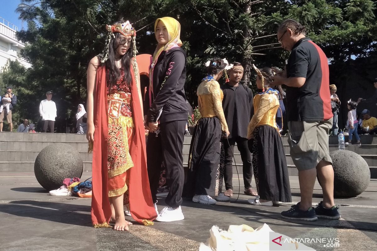 21 hour-long dance performed in Bandung to commemorate Kartini Day