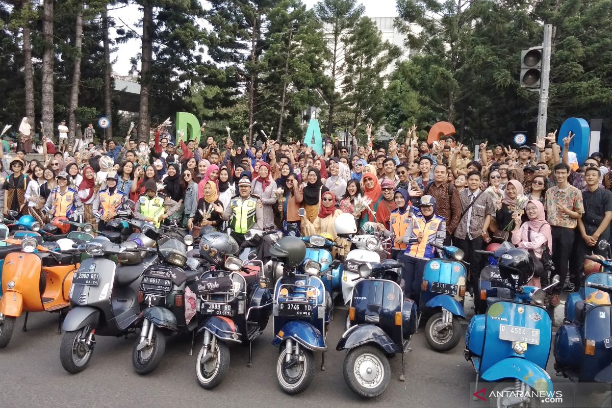 Puluhan perempuan berkebaya naik vespa untuk peringati Hari Kartini.