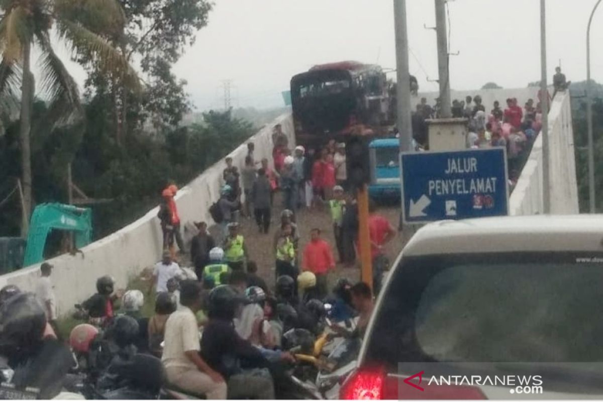 Dua bus alami rem blong di Puncak Bogor , 15 orang terluka
