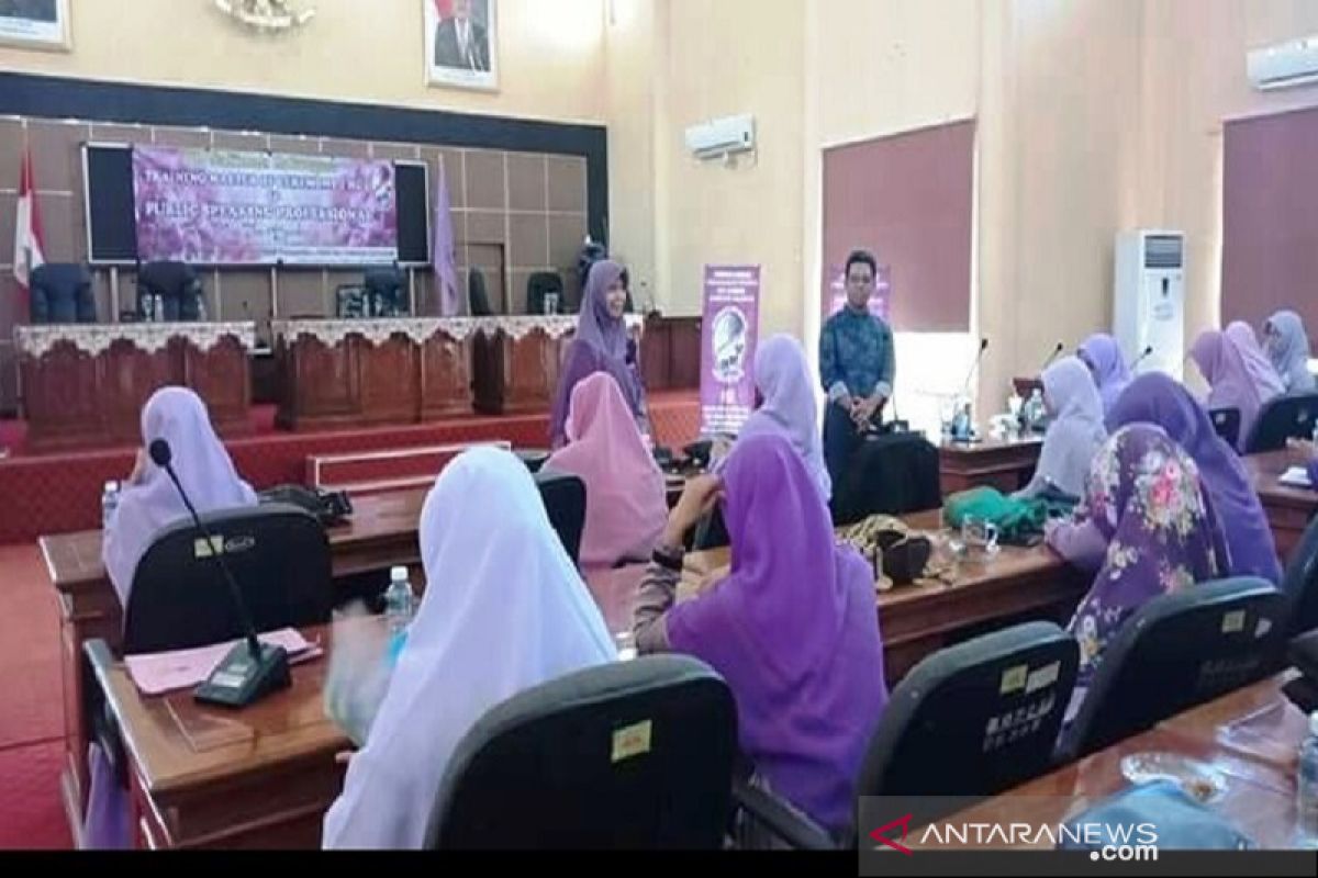 Salimah holds public speaking training