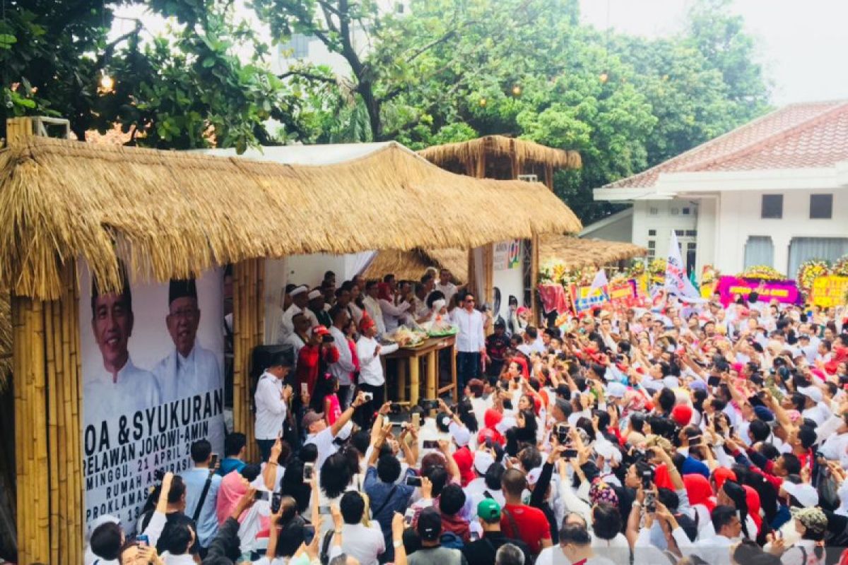Ratusan simpatisan Jokowi-Ma'ruf gelar syukuran di Rumah Aspirasi