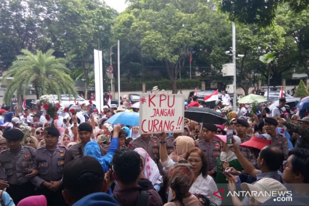 Emak-emak pendukung Prabowo-Sandi unjuk rasa minta KPU netral