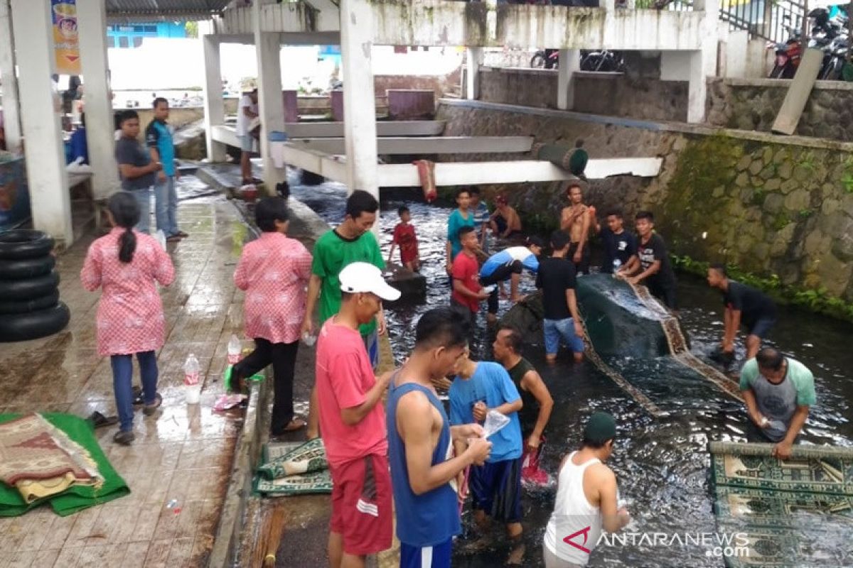 Umat Kristiani  peringati Paskah dengan bagikan telur