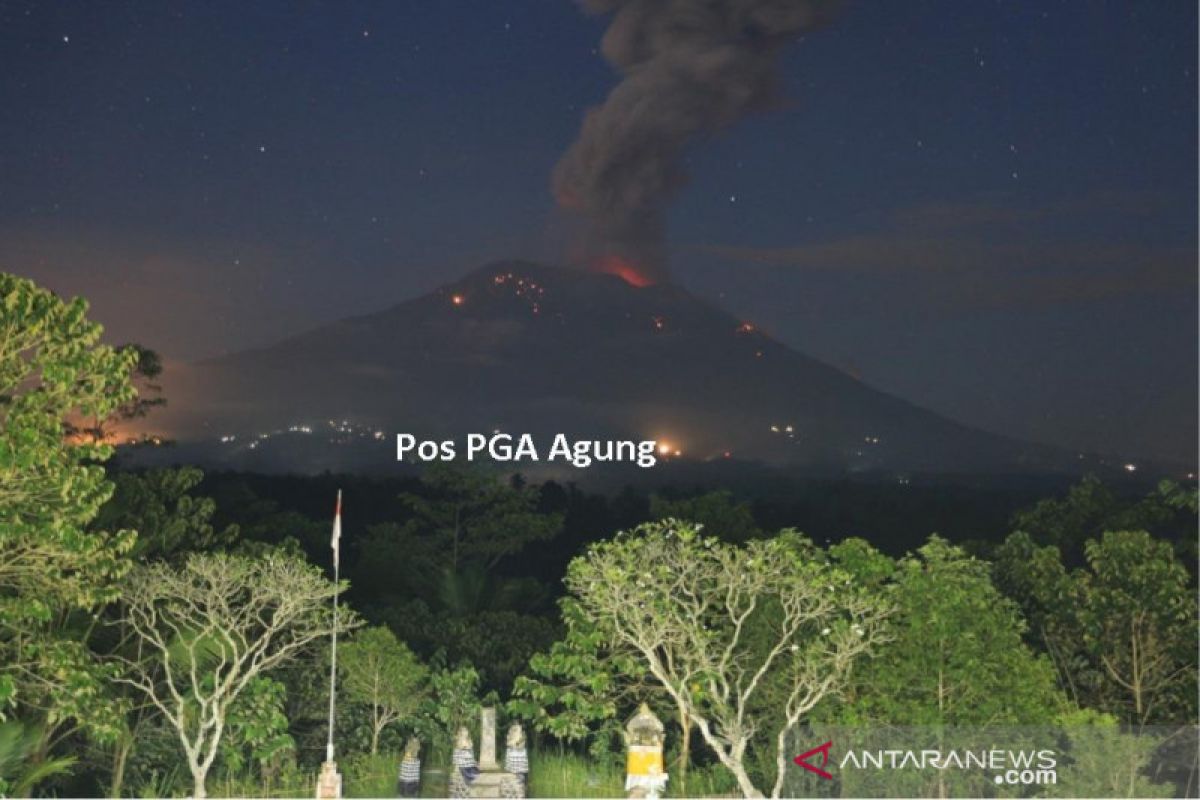 Gunung Agung Meletus dengan Kolom Abu Tiga Kilometer.