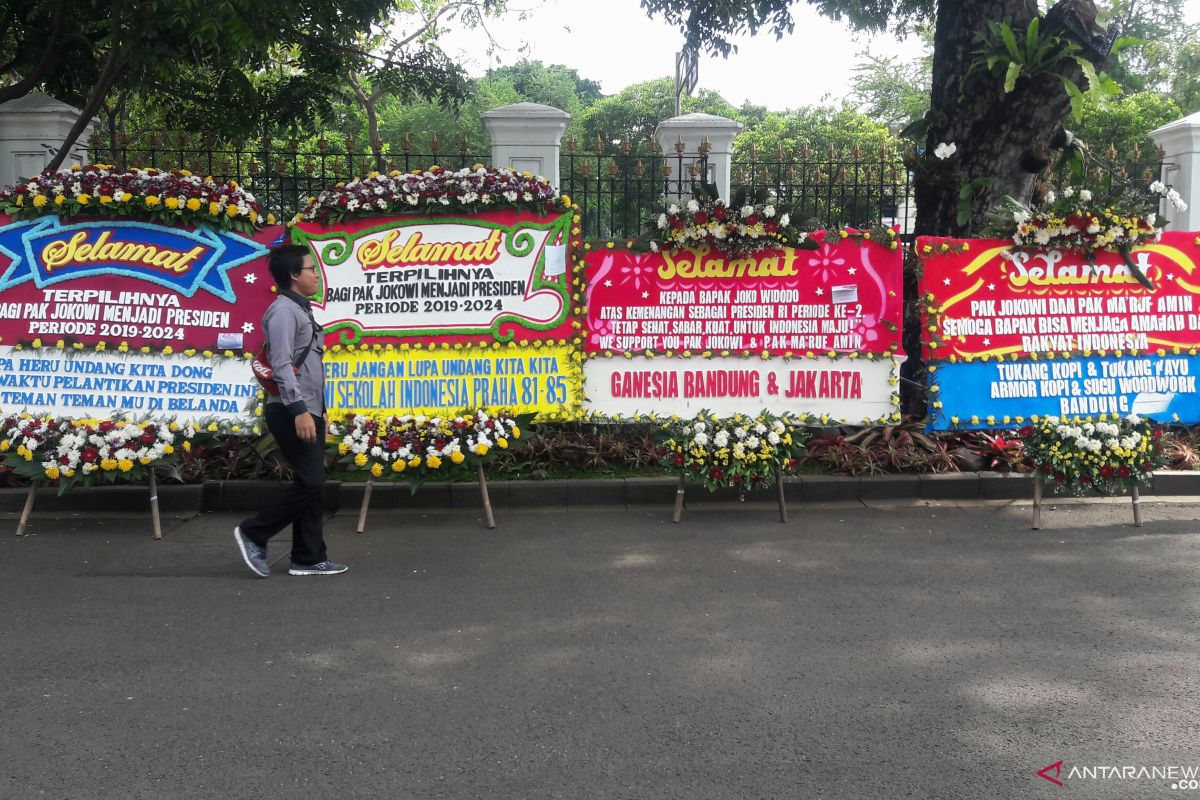 Karangan bunga hiasi halaman Istana