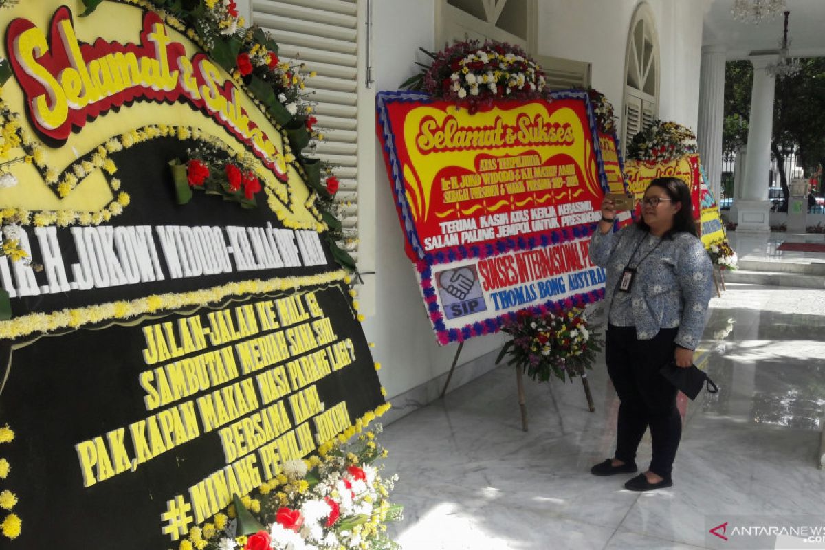 Karangan bunga hiasi halaman Istana