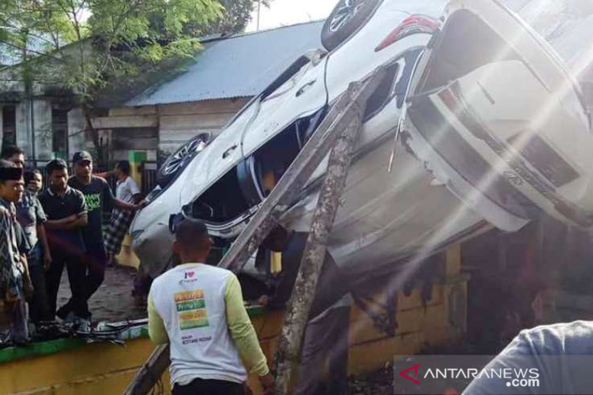 Sopir ngantuk, Toyota Fortuner tabrak pagar dan terbalik di Nagan Raya