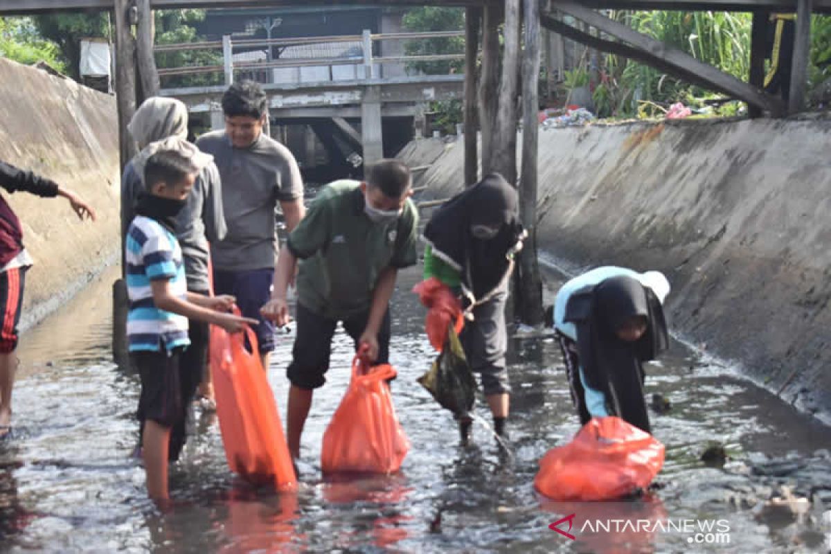 Sahabat sungai Pekanbaru gandeng komunitas dalam aksi bersih sungai