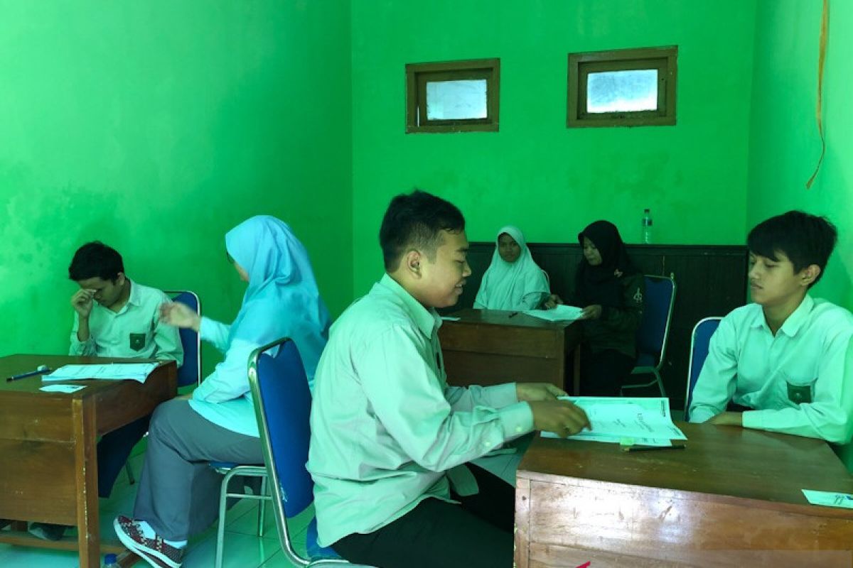 UN MTs Yaketunis Yogyakarta membacakan soal braille