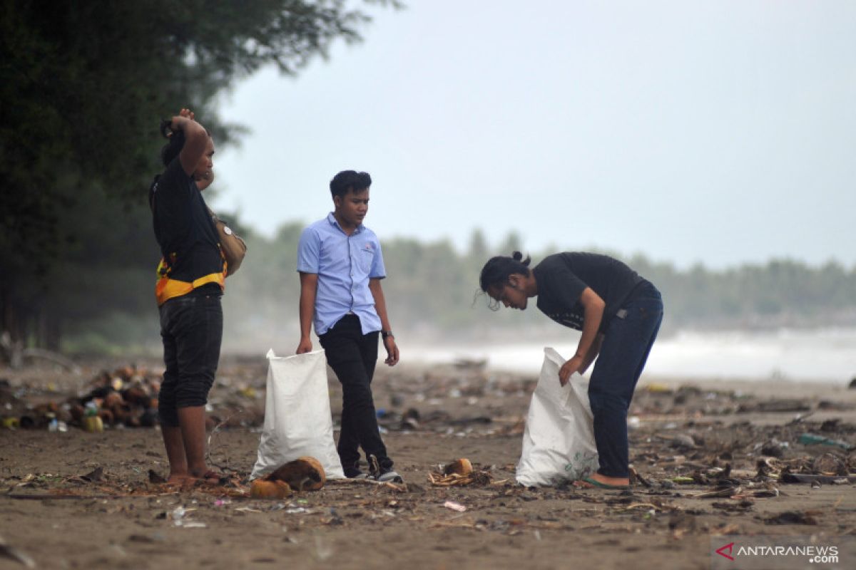 Pembuang sampah sembarangan bisa kena hukuman tiga bulan di Padang