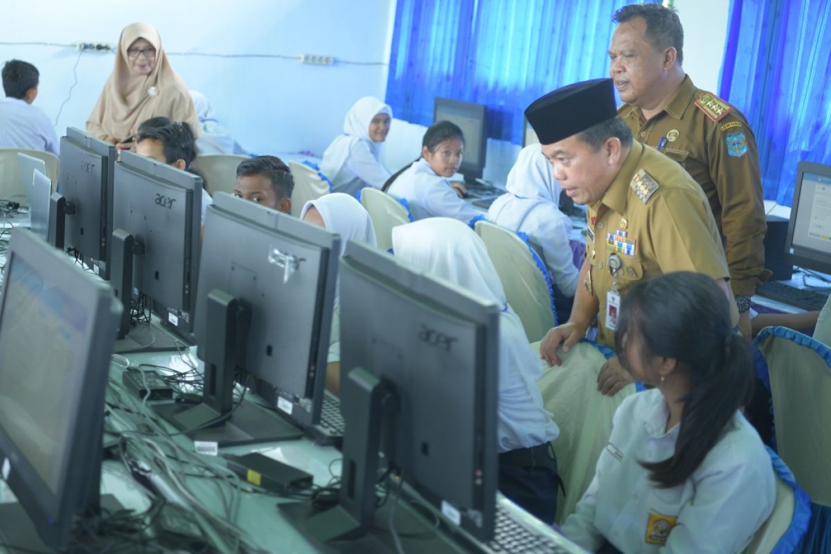 Pastikan UNBK lancar, Bupati dan Wabup Merangin pantau langsung sekolah penyelenggara