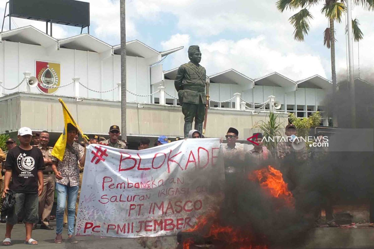 Demo PMII tolak pembongkaran irigasi diwarnai robohnya pagar Pendapa Jember